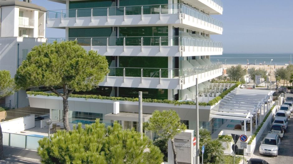 Club House Hotel Exterior
