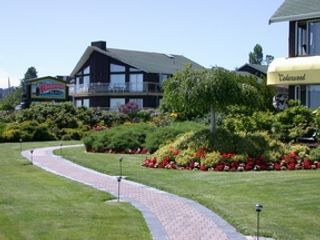 Cedarwood Inn & Suites