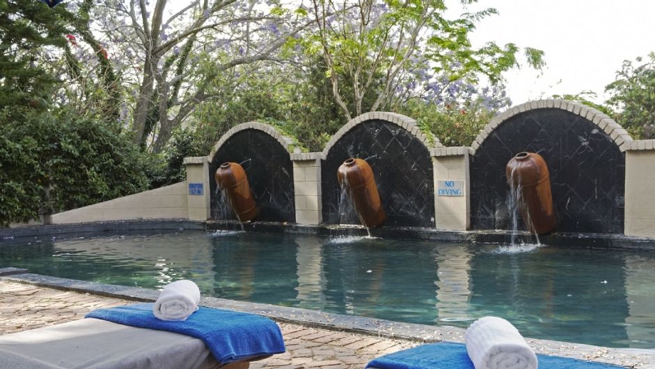 Shangri-La Country Hotel Pool