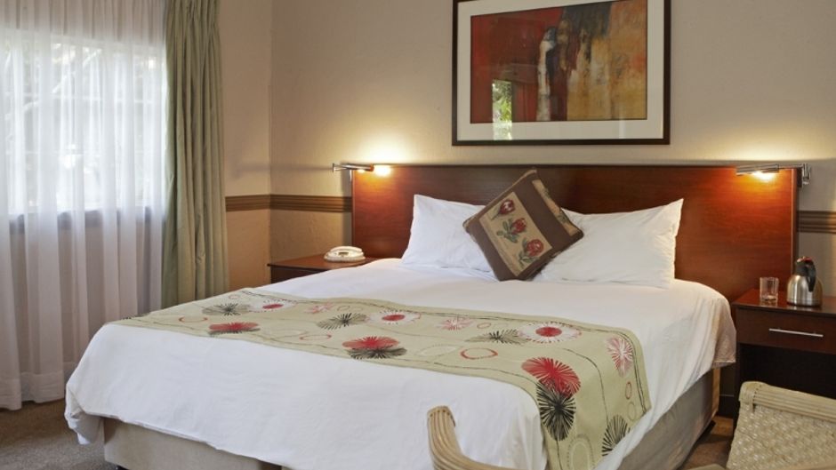 Shangri-La Country Hotel Room