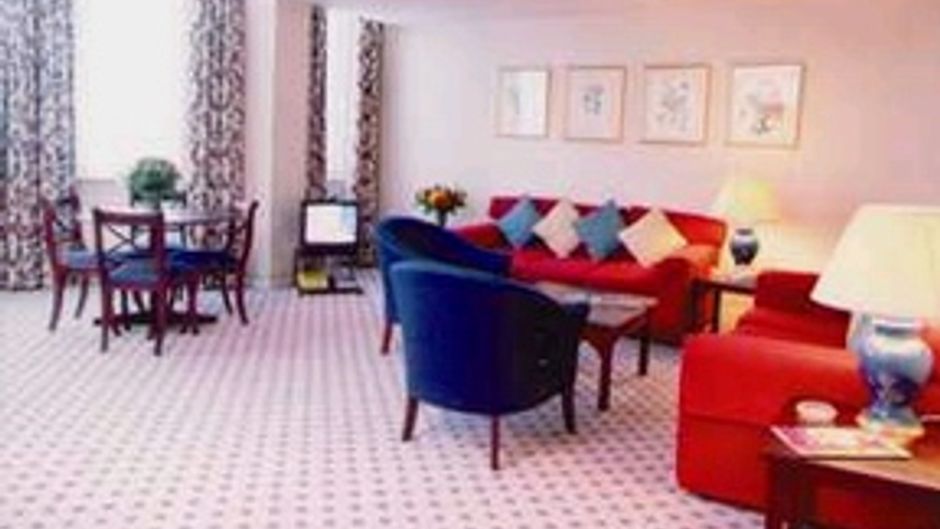 130 Queensgate Apartments Room