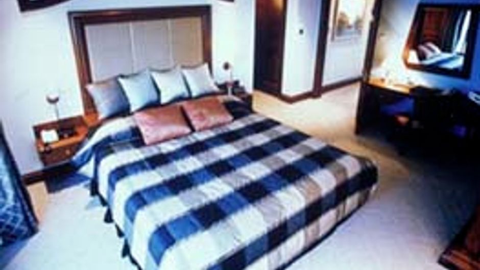 Cambodiana Hotel Suite
