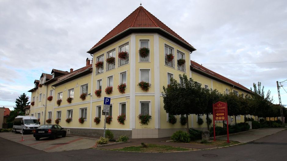 Hotel Korona Eger Exterior