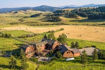 Howlers Inn B&B and Wolf Sanctuary
