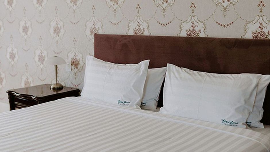 Eliza's Manor on Bealey Room