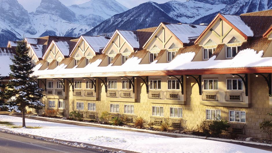 Canmore Inn & Suites Exterior