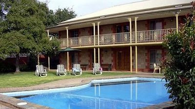 Clare Central Motel