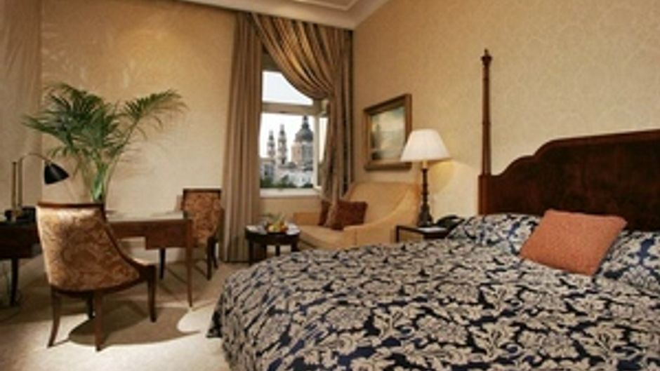Al Habtoor Palace Room