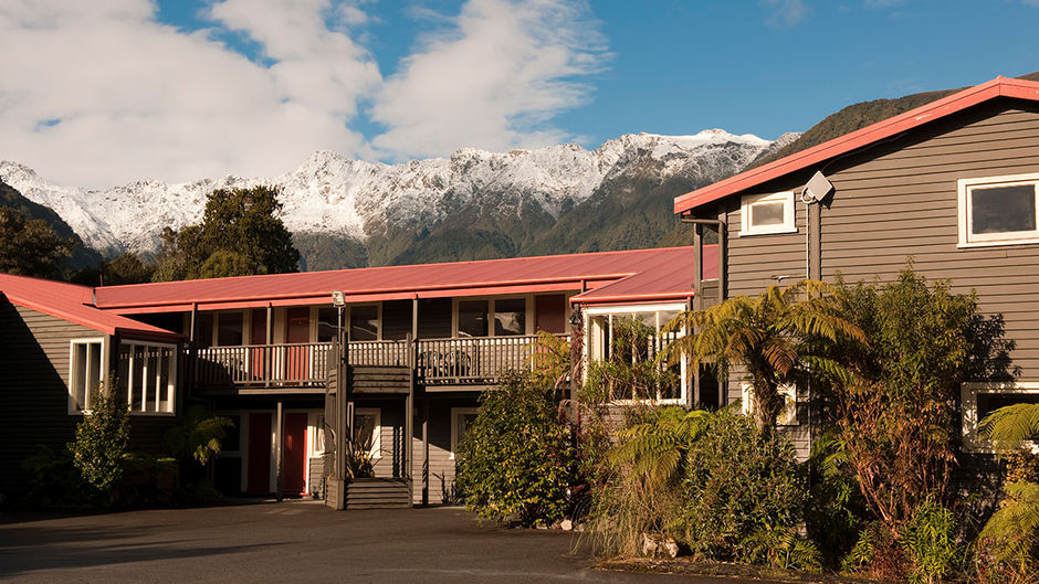 Heartland Hotel Glacier Country Exterior