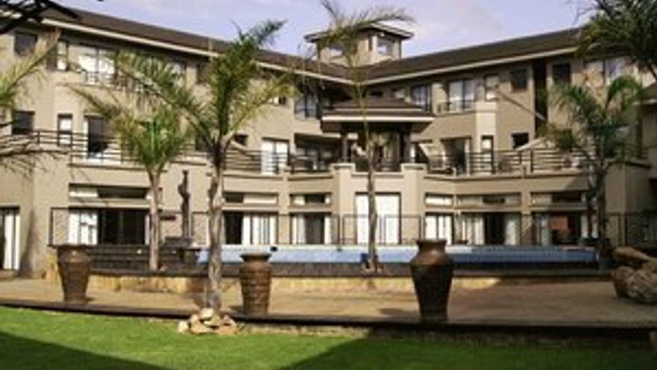 Lakes Hotel & Conference Centre Pool