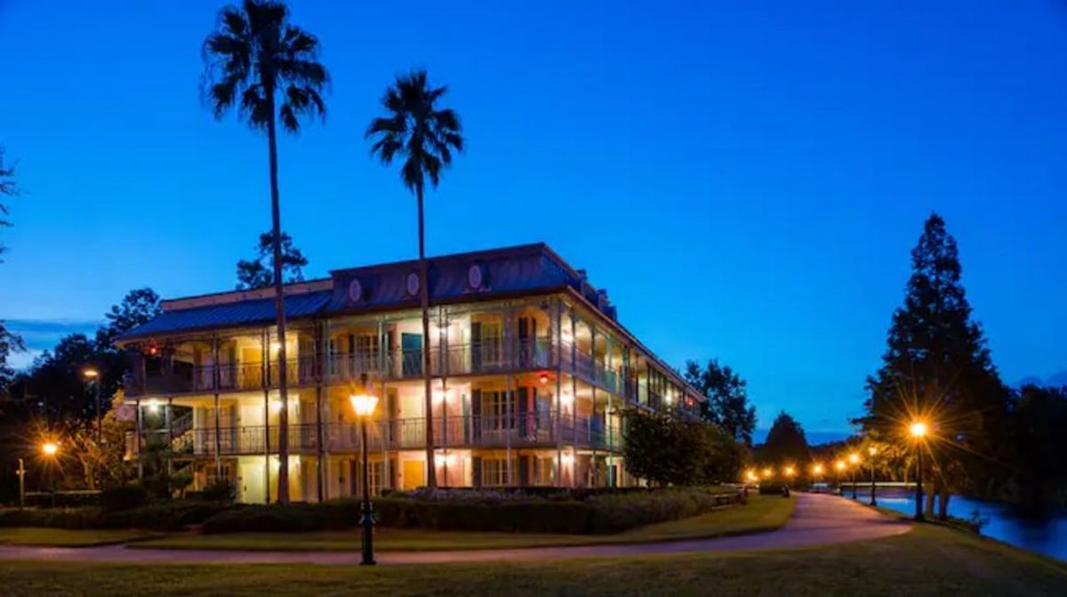 Disney's Port Orleans - French Quarter- First Class Lake ...