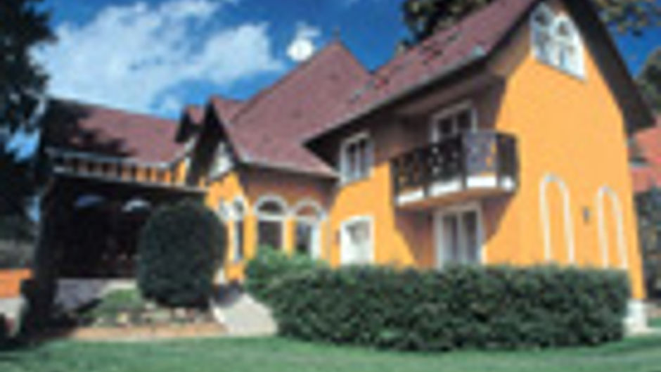 Uhu Villa Hotel & Restaurant Exterior