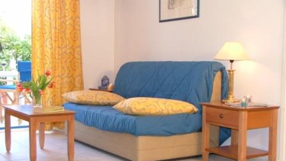 Daphne's Club Hotel Apartment Suite