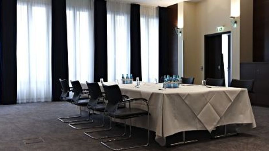 Metropolitan Hotel by Flemings Meeting