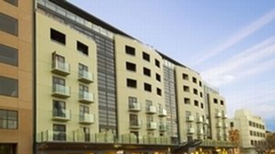 Mantra Hindmarsh Square Exterior