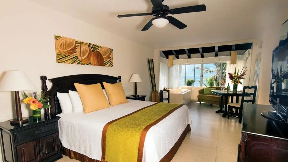 Hidden Beach Resort, Au Naturel Club Room