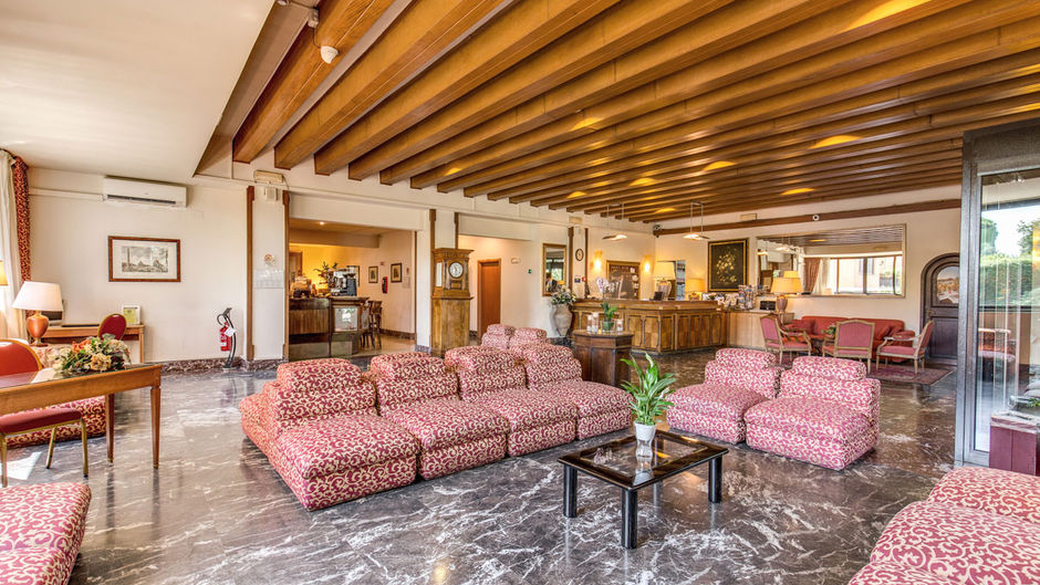 Pinewood Hotel Rome Lobby