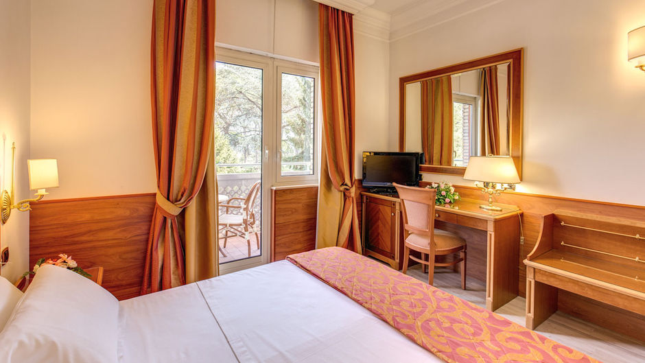 Pinewood Hotel Rome Room