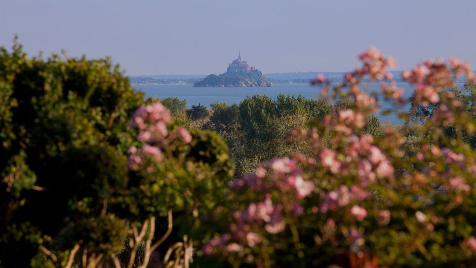 Chateau Les Hauts facing Mont St Michel Exterior