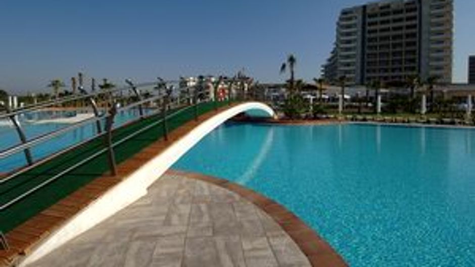 Lara Barut Collection Pool