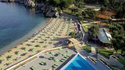 Maestral Resort & Casino