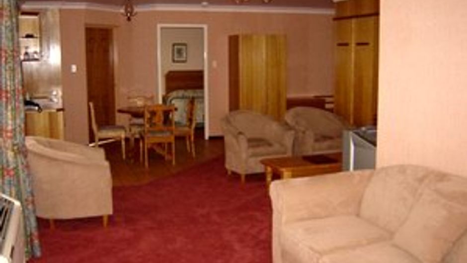 McNevins Warwick Motel Suite