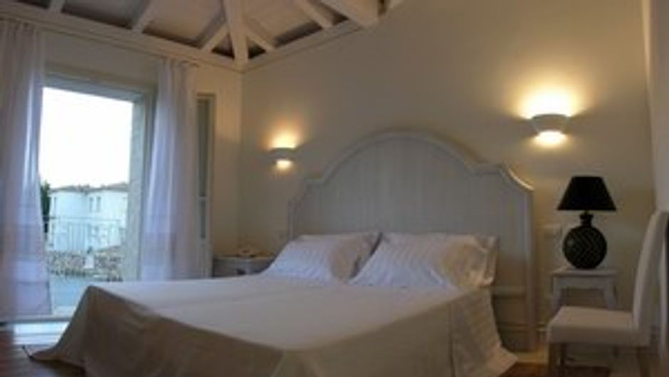 Tarthesh Hotel Room