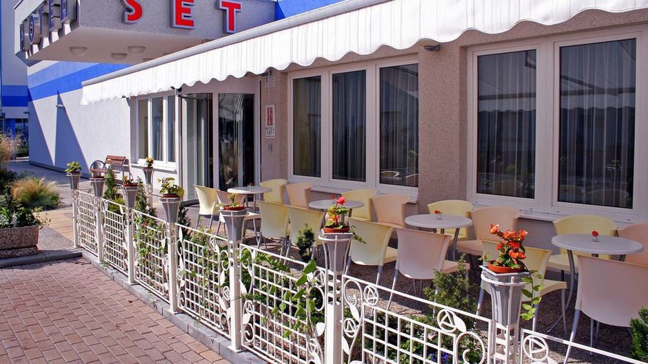 Hotel Set Exterior