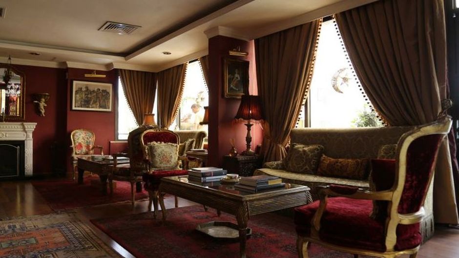 Gondola Hotel and Suites Lobby