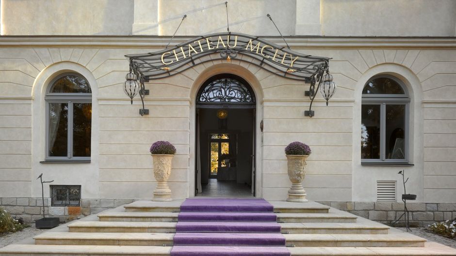 Chateau Mcely Exterior