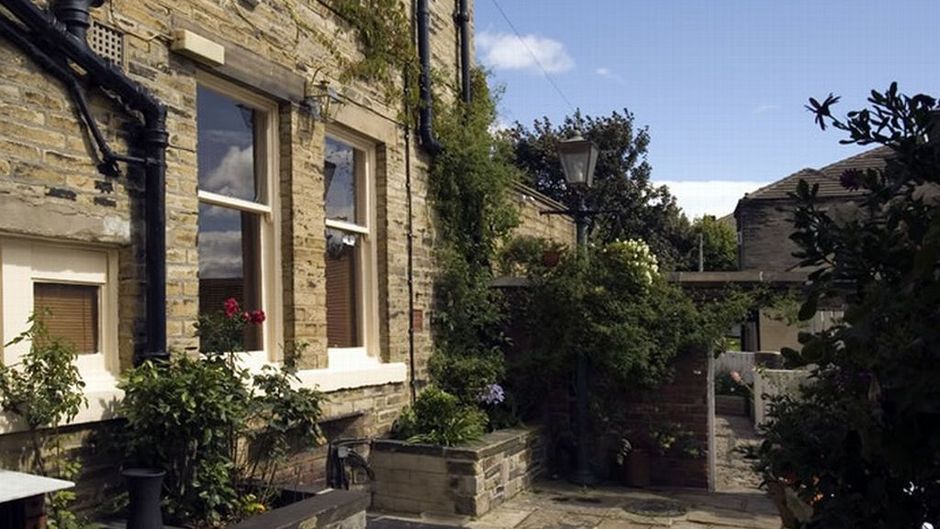 The New Beehive Inn Exterior