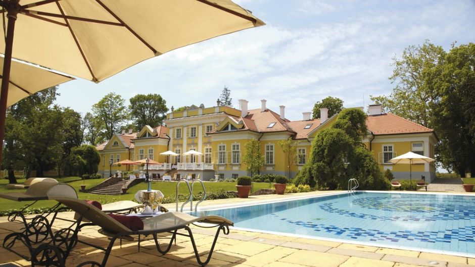 Hertelendy Kastely Pool