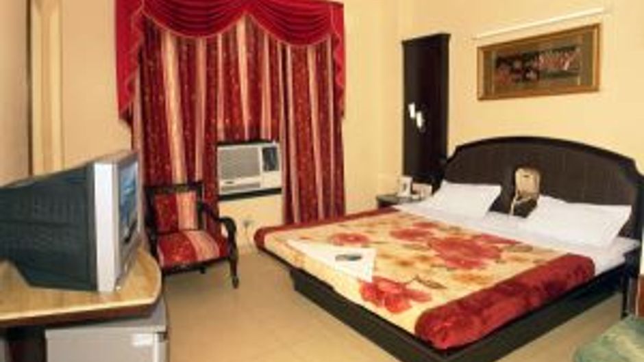 Hotel Raunak International Room