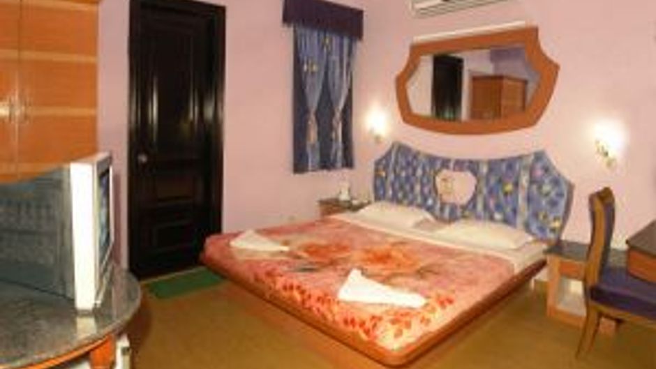 Hotel Raunak International Suite