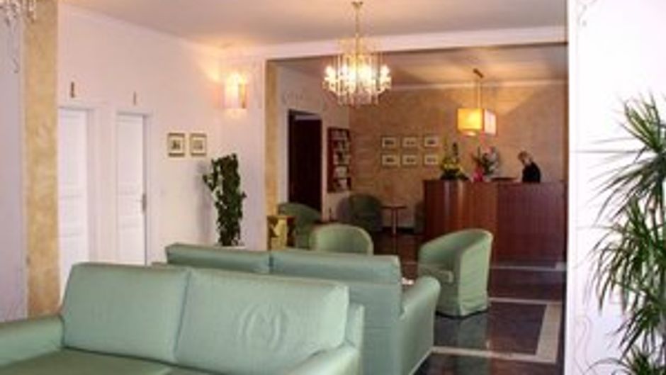 Hotel Louis Leger Lobby