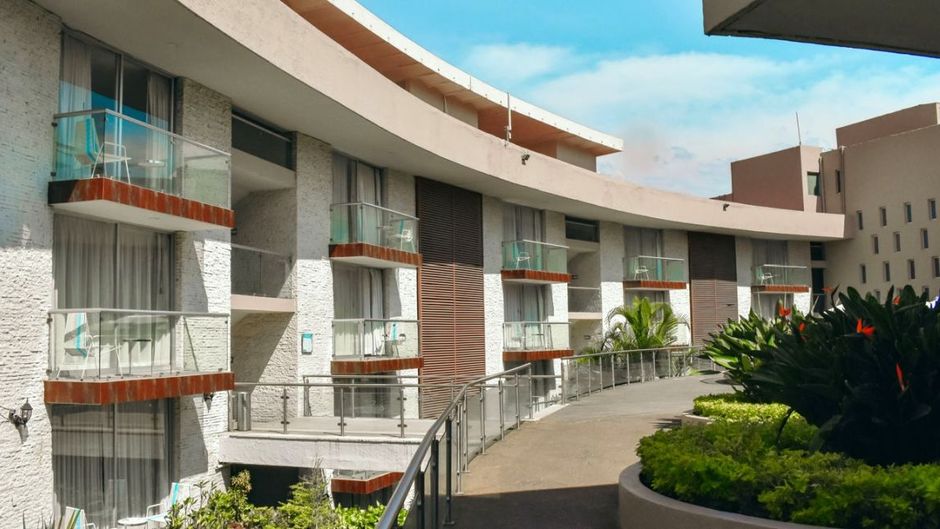 Country Hotel & Suites Exterior