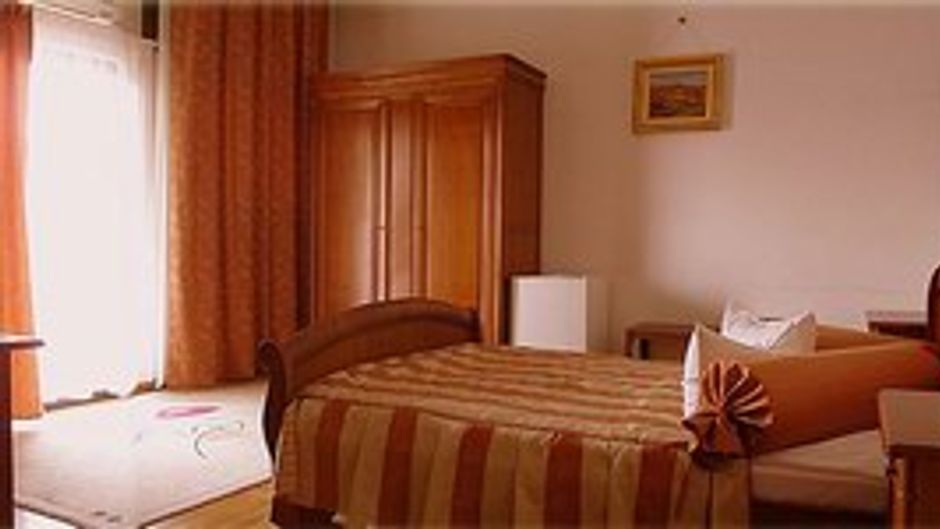 Four Seasons Hotel Room