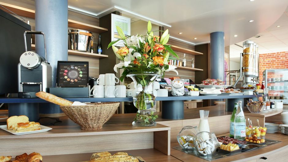 Suite-Home Saran Restaurant