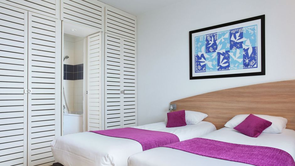 Suite-Home Saran Room