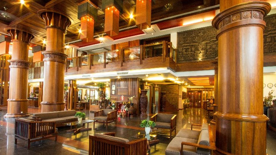 Royal Empire Hotel Lobby