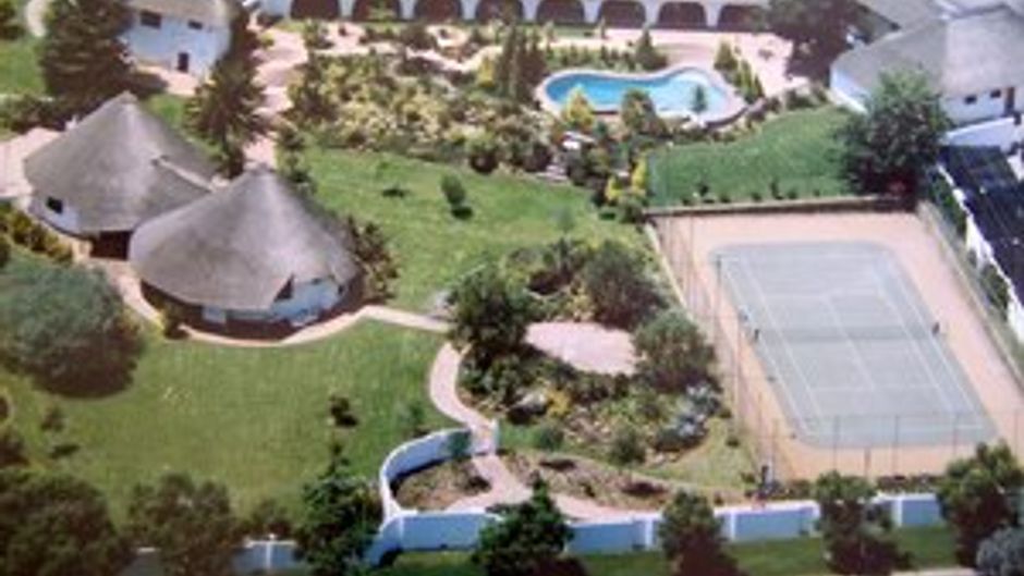 Tladi Lodge Guesthouse Exterior