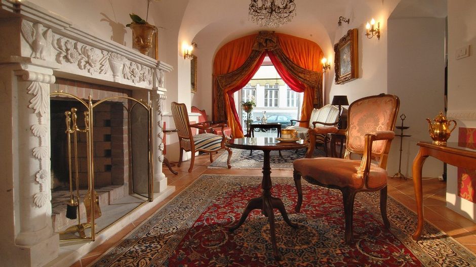 Antiq Hotel Lobby