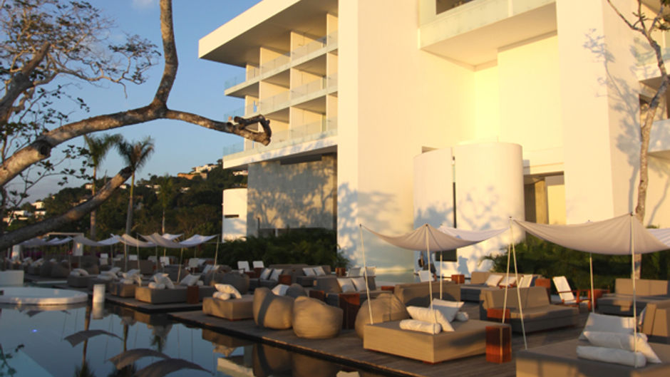 Encanto Acapulco Pool