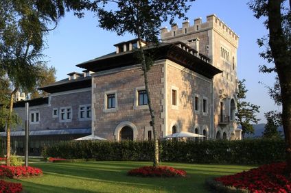Domus Selecta Castillo Bosque La Zoreda