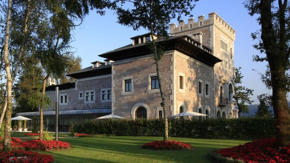 Domus Selecta Castillo Bosque La Zoreda Exterior