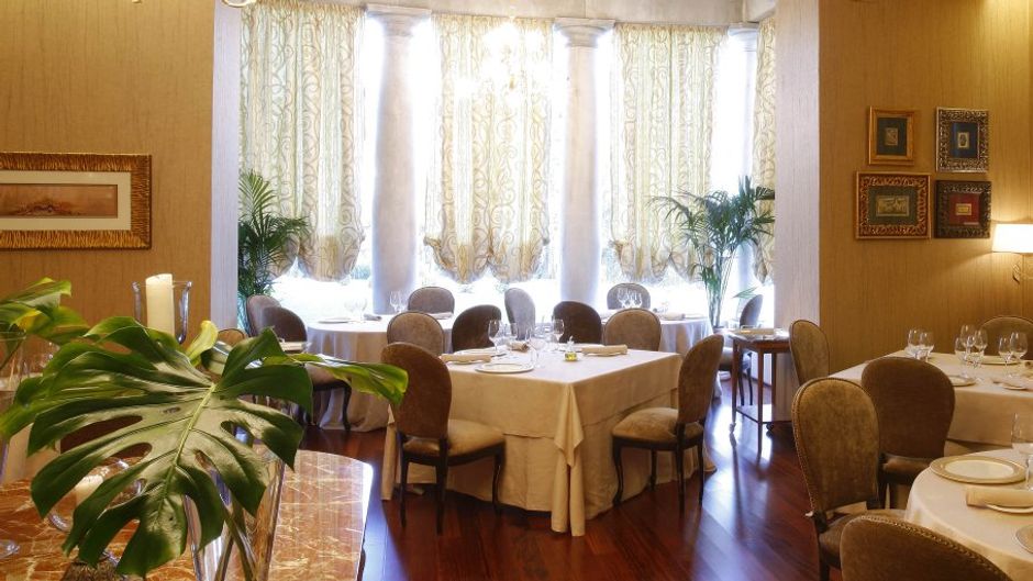 Domus Selecta Castillo Bosque La Zoreda Restaurant