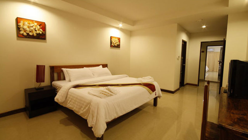 Sinsuvarn Airport Suite Room