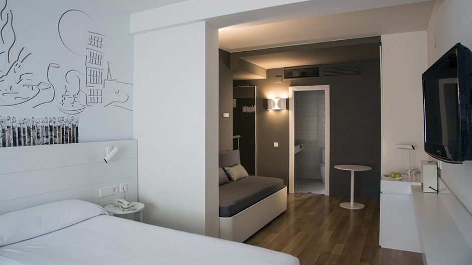 Pol & Grace Hotel Room