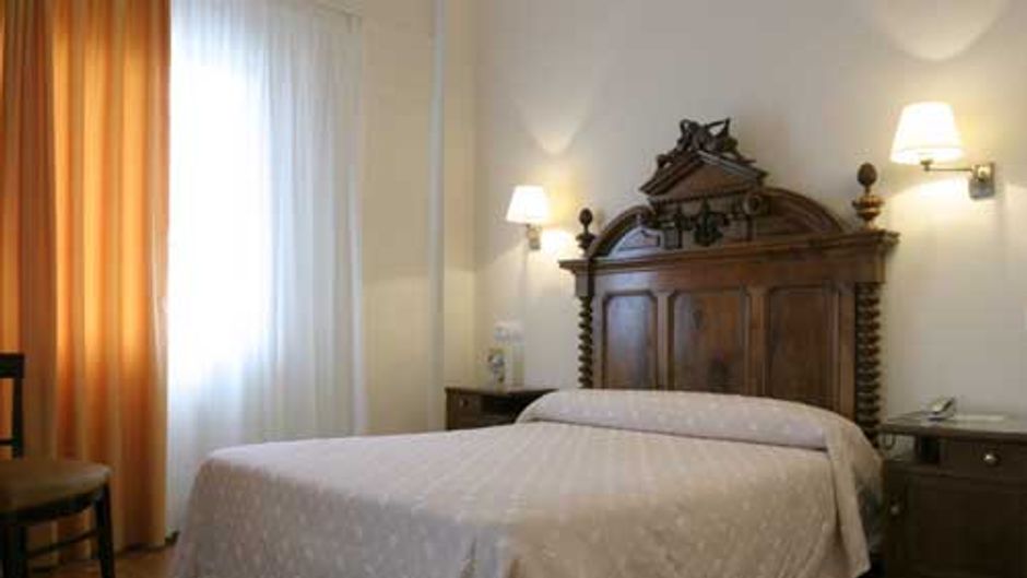 Hotel Mendez Nunez Room