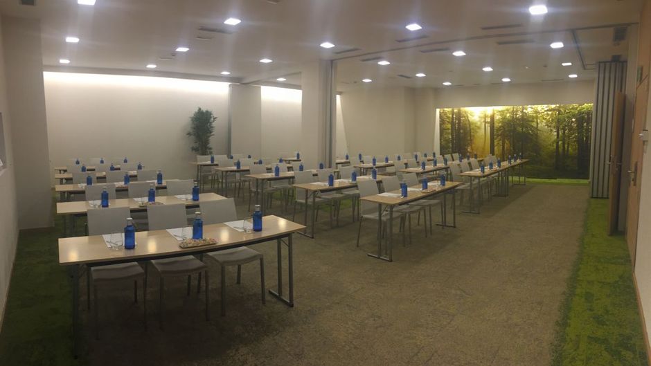 Jardines de Sabatini Apartosuites Meeting